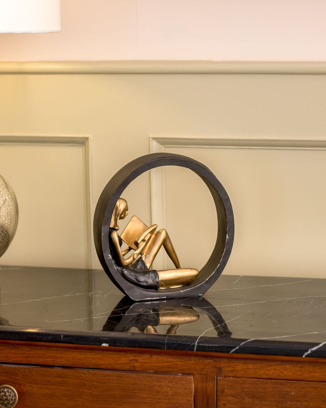 Norvo | Lesende Jentestatue