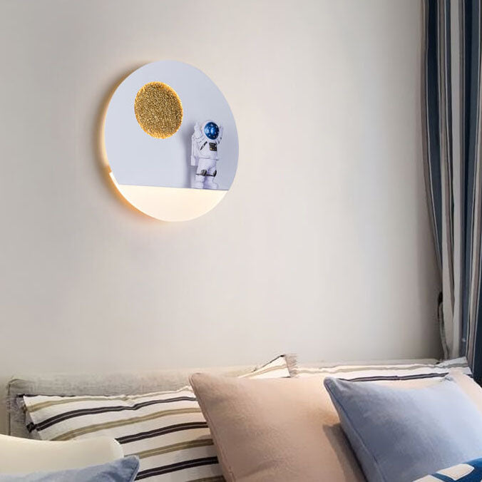 Norvo | Moderne Kreativ Jern Harpiks Rund Astronaut LED Vegglampe for Soverom