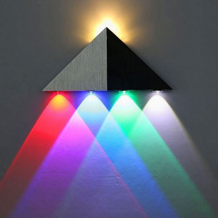 Norvo | TriLumina Prism LED Vegglampe | Kreativ Pyramide Design | Aluminium & Akryl | Fargede Lysalternativer