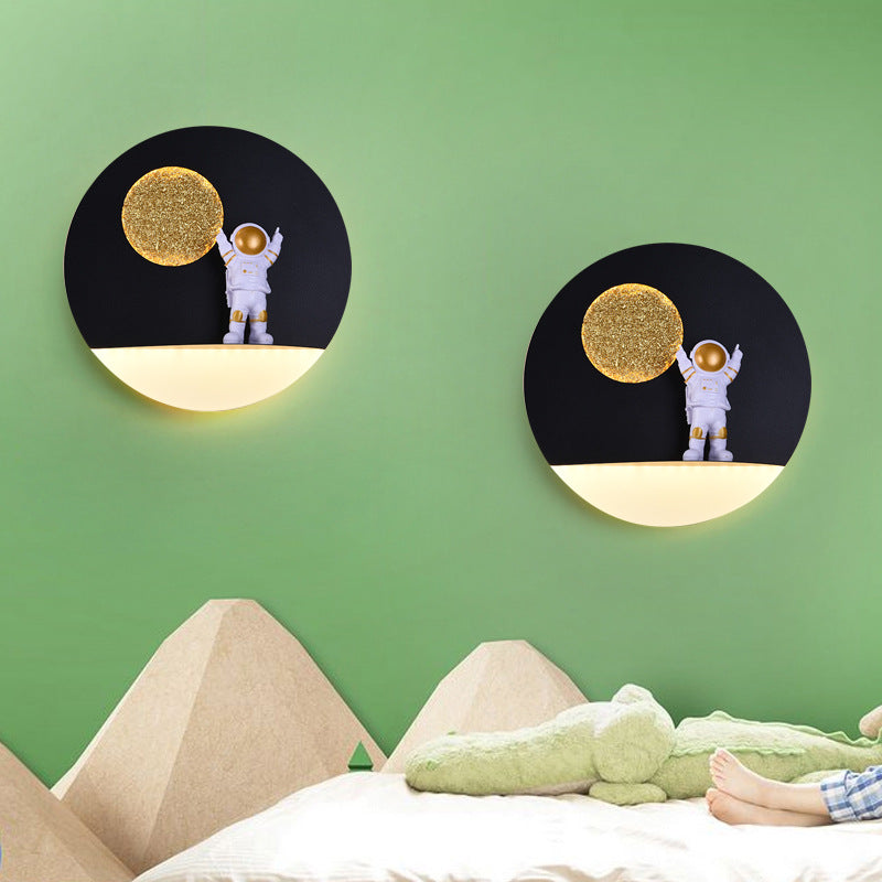 Norvo | Moderne Kreativ Jern Harpiks Rund Astronaut LED Vegglampe for Soverom