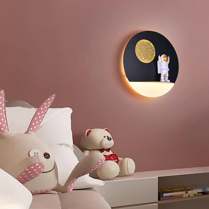 Norvo | Moderne Kreativ Jern Harpiks Rund Astronaut LED Vegglampe for Soverom