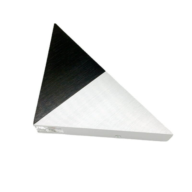 Norvo | TriLumina Prism LED Vegglampe | Kreativ Pyramide Design | Aluminium & Akryl | Fargede Lysalternativer