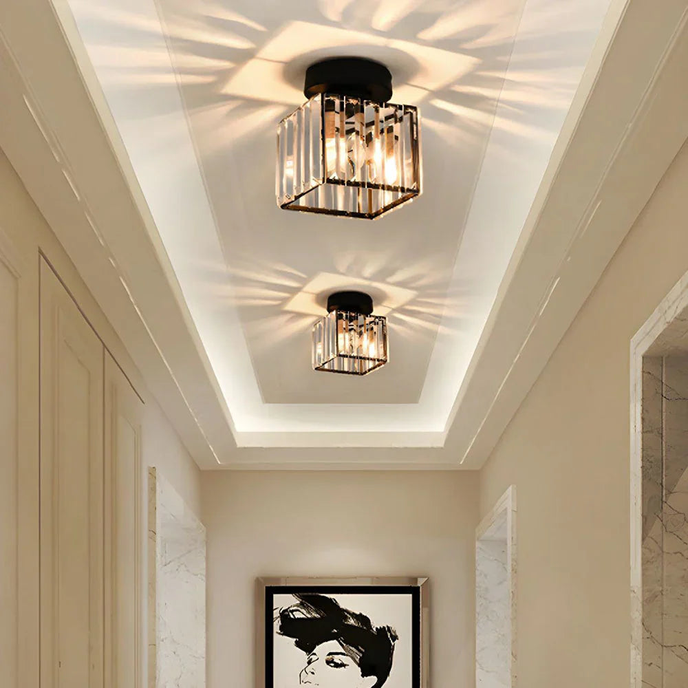Norvo | Moderne Krystal Taklampe med Gull- og Svart Detaljer – Stilfull Belysning for Hjemmet Ditt