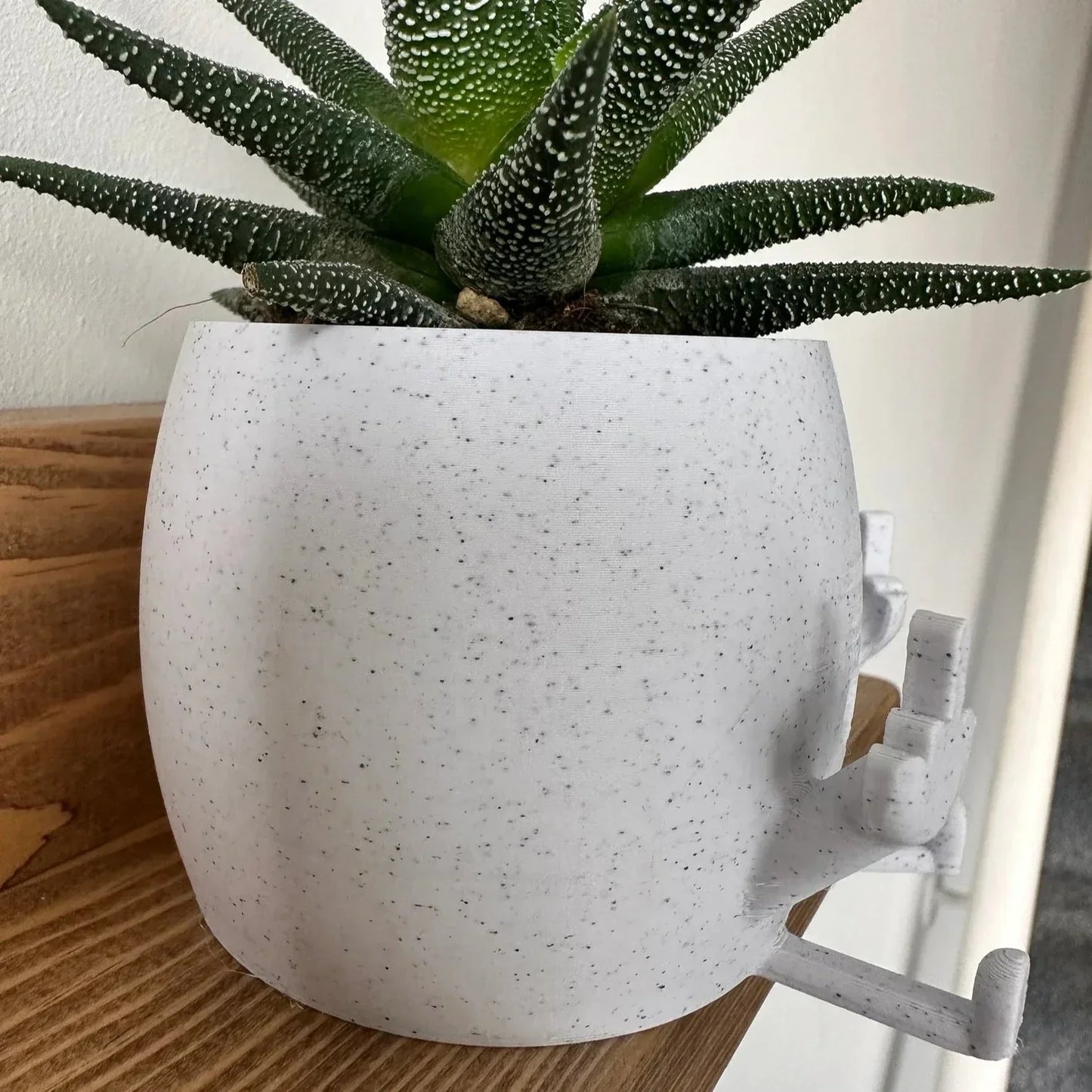 Norvo | Smilende Blomsterpotte med Midtfinger Opp