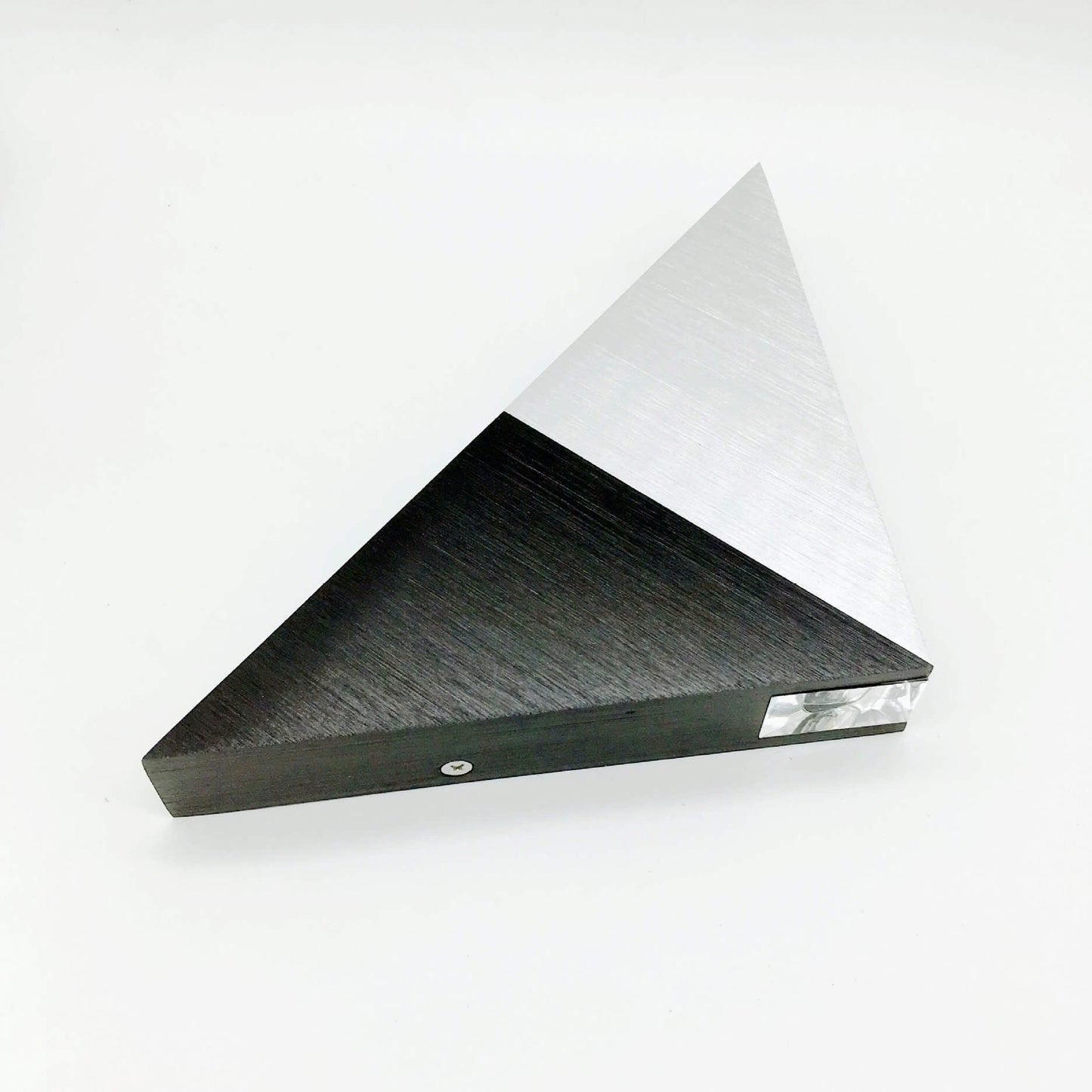 Norvo | TriLumina Prism LED Vegglampe | Kreativ Pyramide Design | Aluminium & Akryl | Fargede Lysalternativer