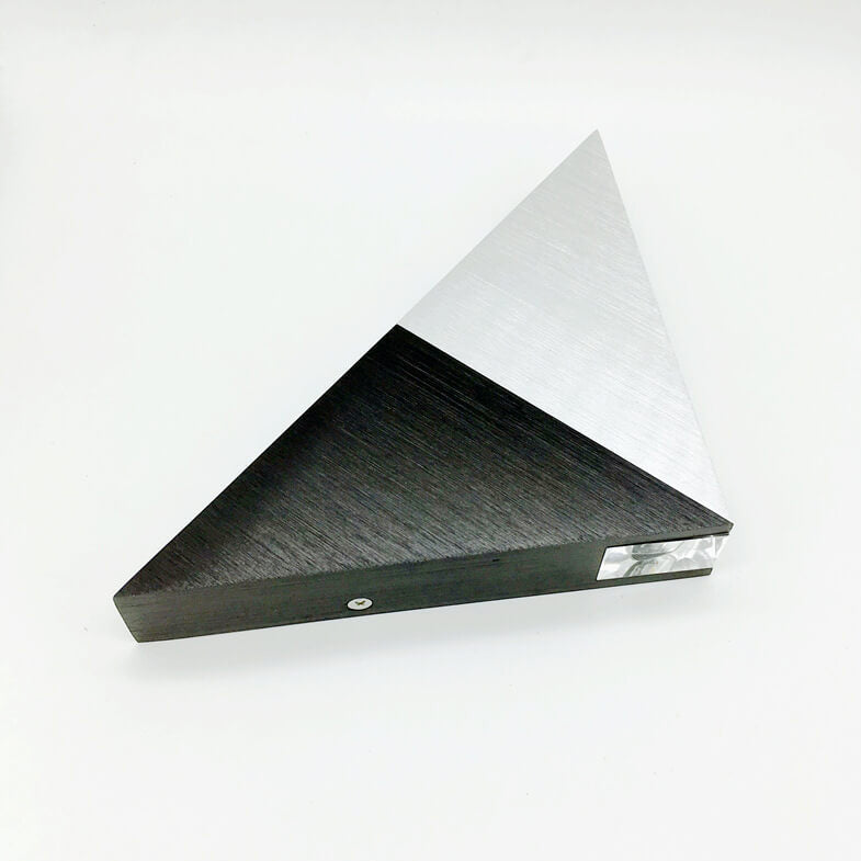 Norvo | TriLumina Prism LED Vegglampe | Kreativ Pyramide Design | Aluminium & Akryl | Fargede Lysalternativer