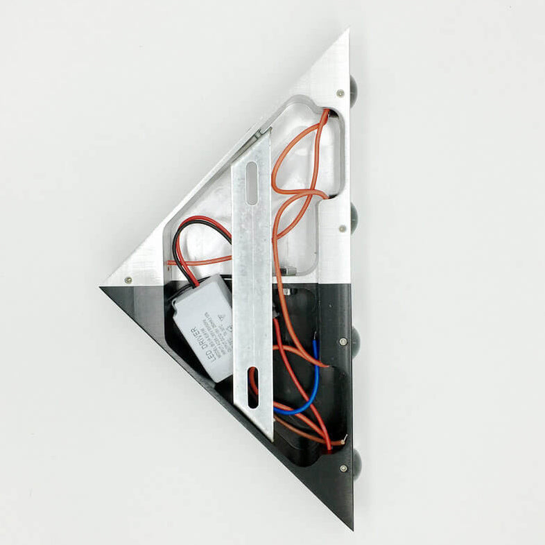 Norvo | TriLumina Prism LED Vegglampe | Kreativ Pyramide Design | Aluminium & Akryl | Fargede Lysalternativer