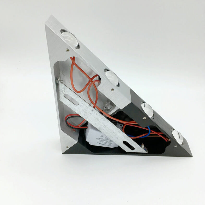 Norvo | TriLumina Prism LED Vegglampe | Kreativ Pyramide Design | Aluminium & Akryl | Fargede Lysalternativer