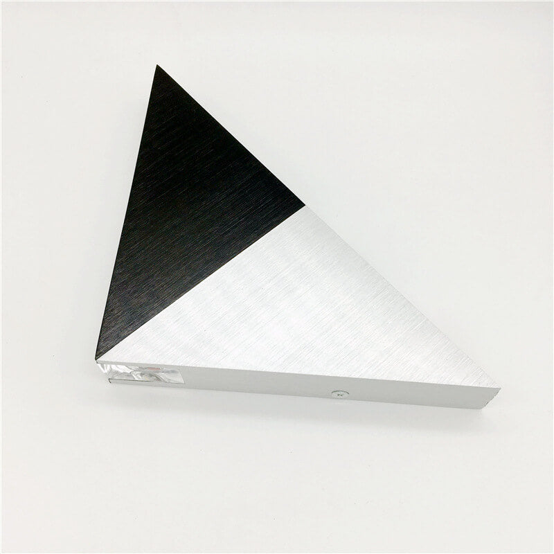 Norvo | TriLumina Prism LED Vegglampe | Kreativ Pyramide Design | Aluminium & Akryl | Fargede Lysalternativer