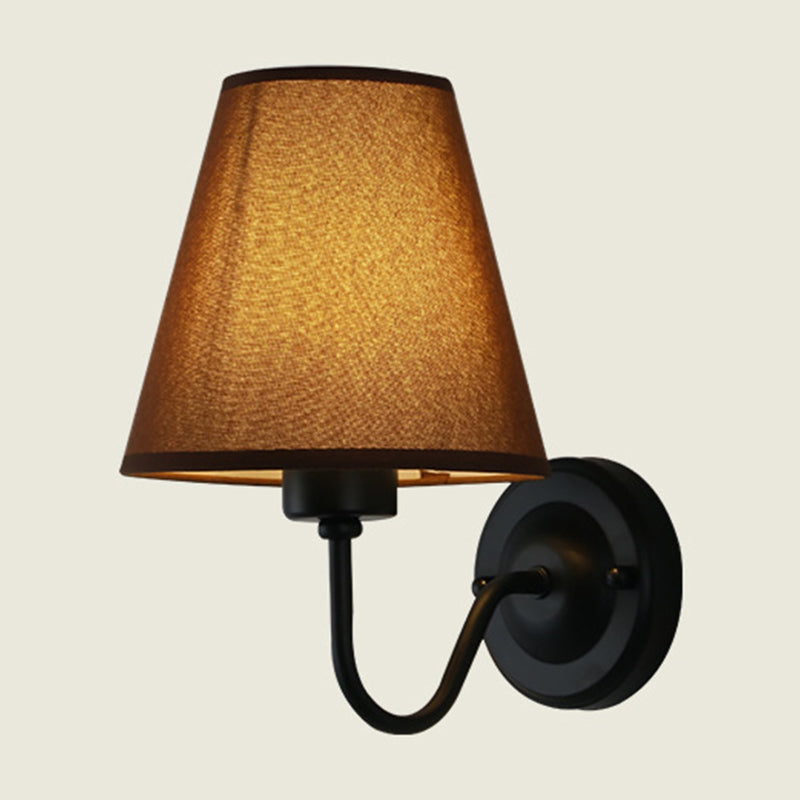 Norvo | Svart/Brun/Beige Keglevegglampe Nordisk 1-lys Stoffveggbelysning med Buet Arm i Svart/Hvit