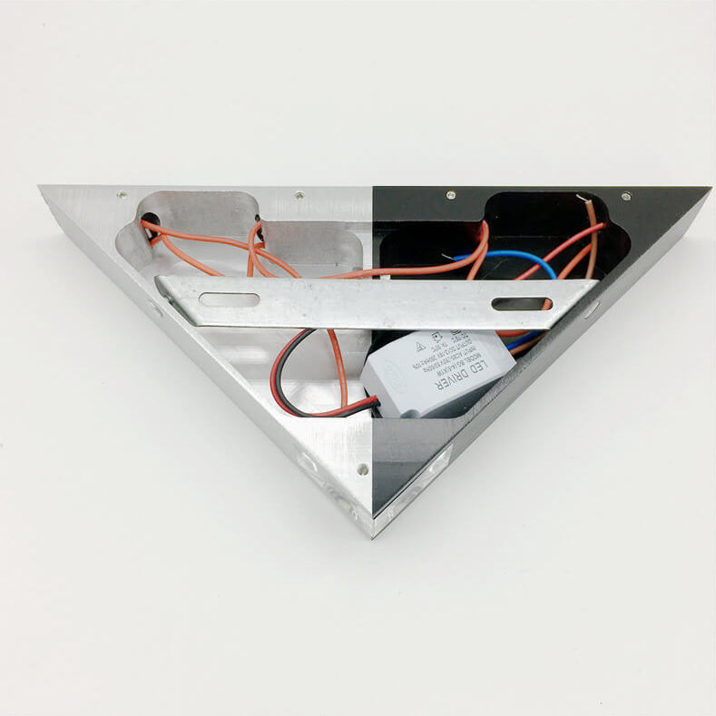 Norvo | TriLumina Prism LED Vegglampe | Kreativ Pyramide Design | Aluminium & Akryl | Fargede Lysalternativer