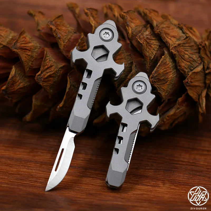 Norvo | Titanium Multi-Verktøy Nøkkelring: Mini EDC Gadget med Korkåpner & Boks Cutter
