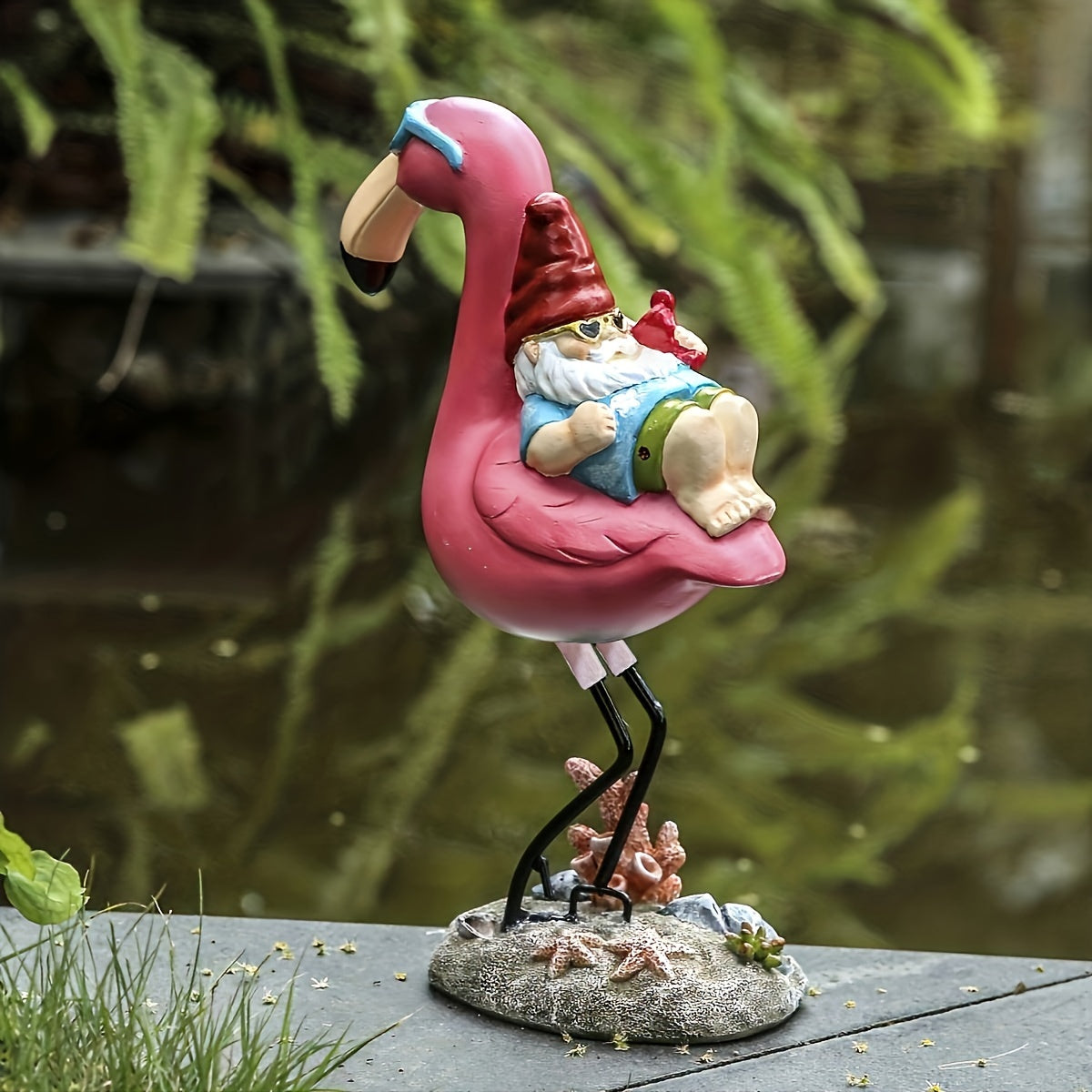 Norvo | Flamingo avslappende hagegnom statue
