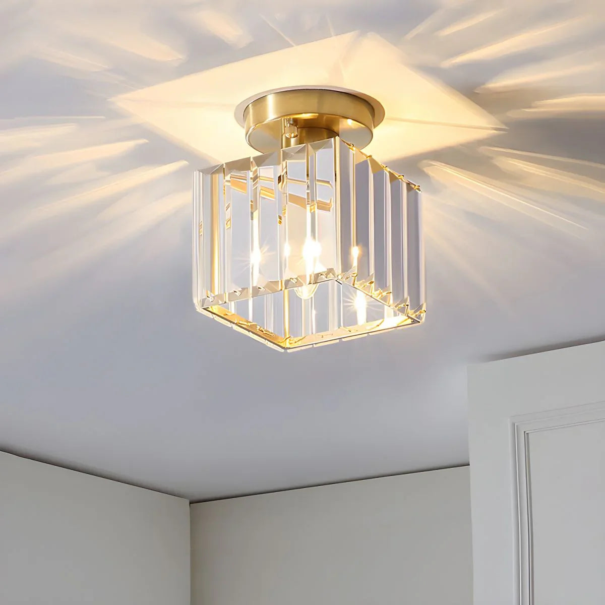 Norvo | Moderne Krystal Taklampe med Gull- og Svart Detaljer – Stilfull Belysning for Hjemmet Ditt