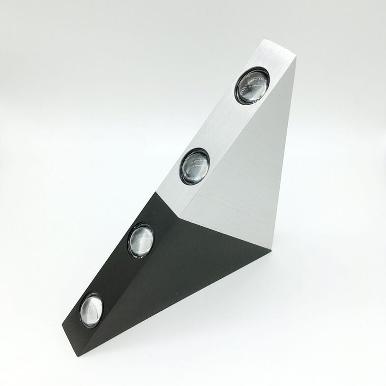 Norvo | TriLumina Prism LED Vegglampe | Kreativ Pyramide Design | Aluminium & Akryl | Fargede Lysalternativer