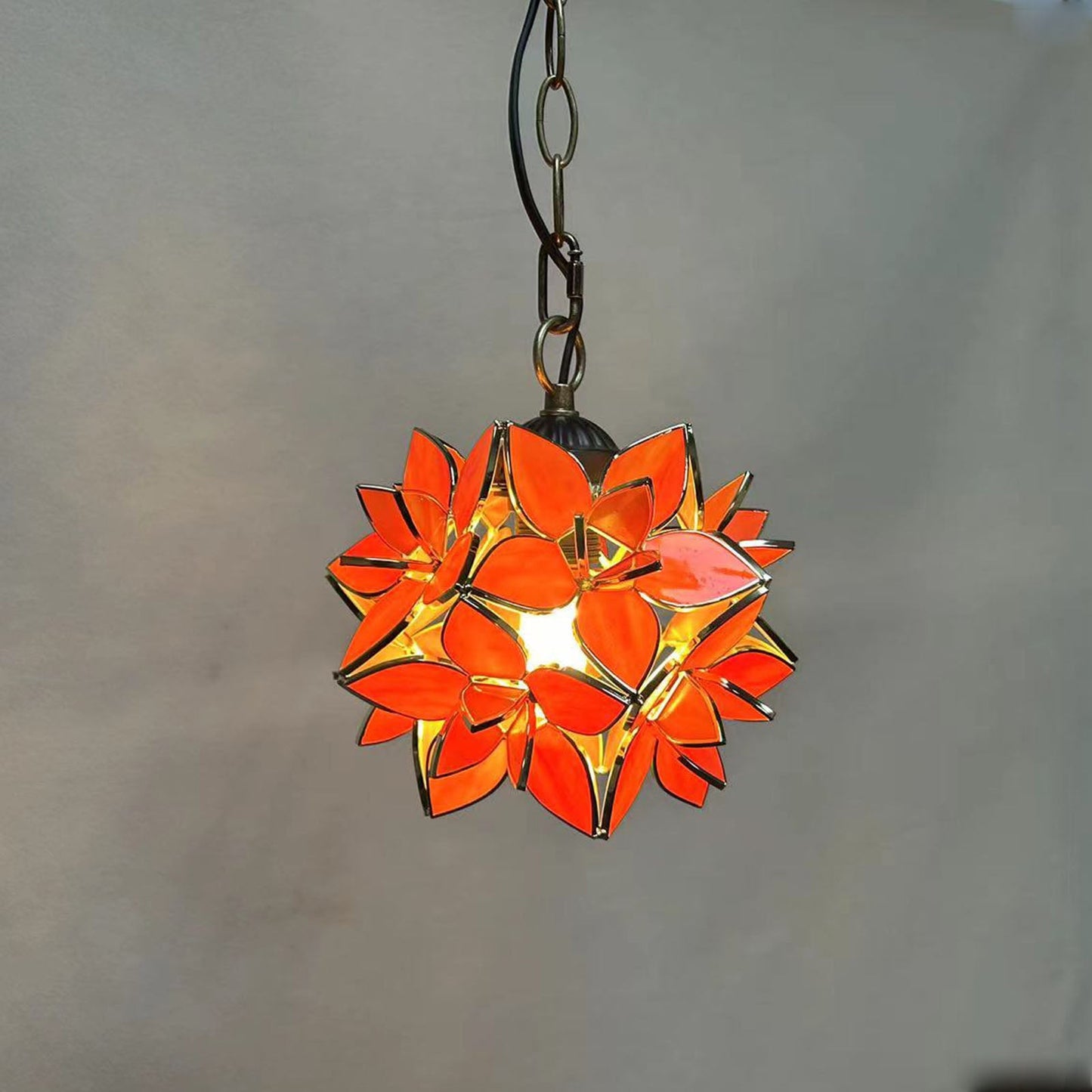 Norvo | Tradisjonell Tiffany Rund Blomsterball Sink Farget Glass 1-Lys Pendellampe for Stuen