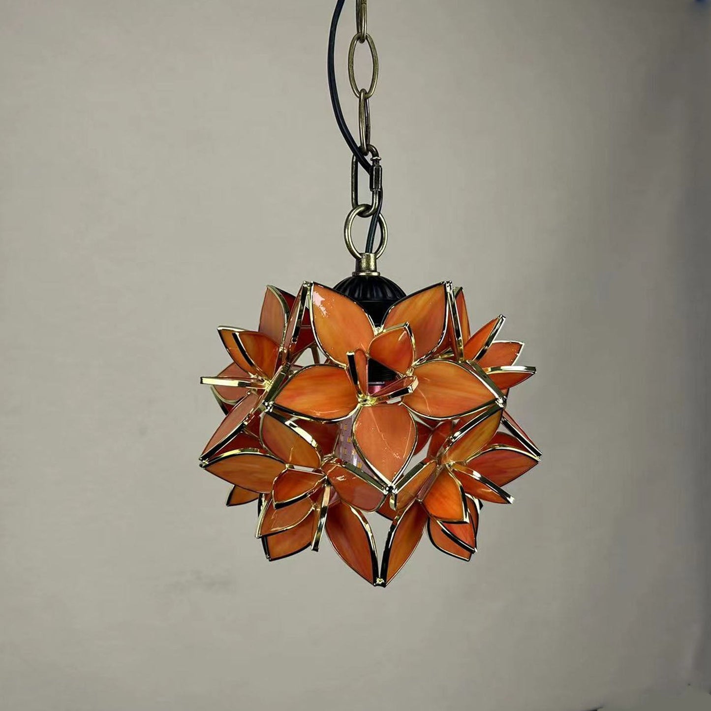 Norvo | Tradisjonell Tiffany Rund Blomsterball Sink Farget Glass 1-Lys Pendellampe for Stuen