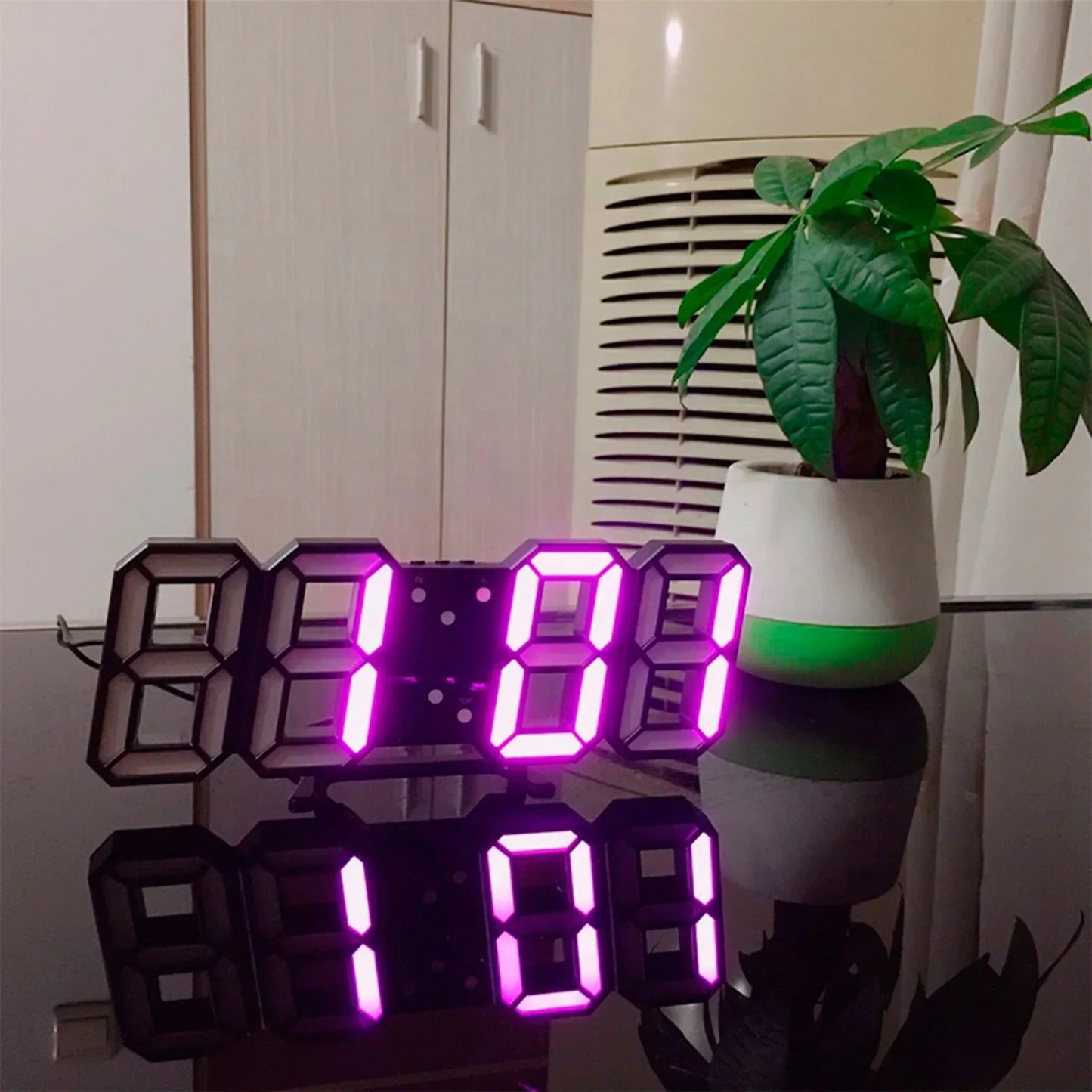 3D LED Veggklokke Norvo| Moderne Digital Klokke | Dimmbar LED Lys | Elegant Veggdekor