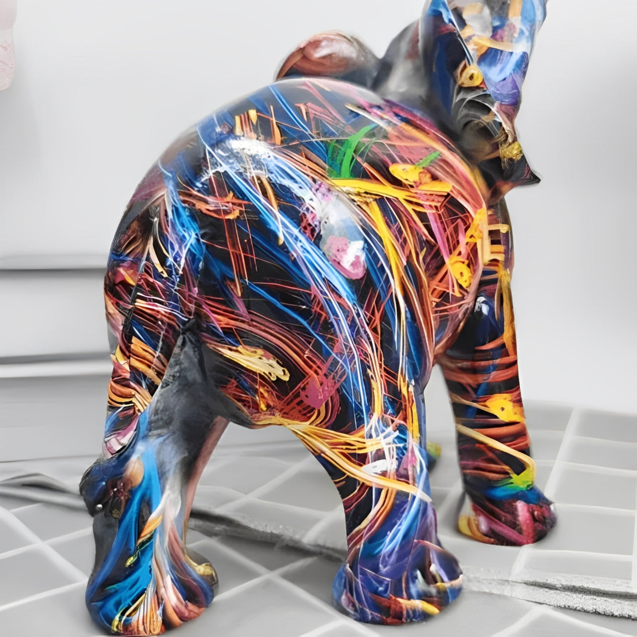 Norvo | Abstrakt Elefant Statue – Fargerik Afrikansk Design med Hevet Snabel for Lykke