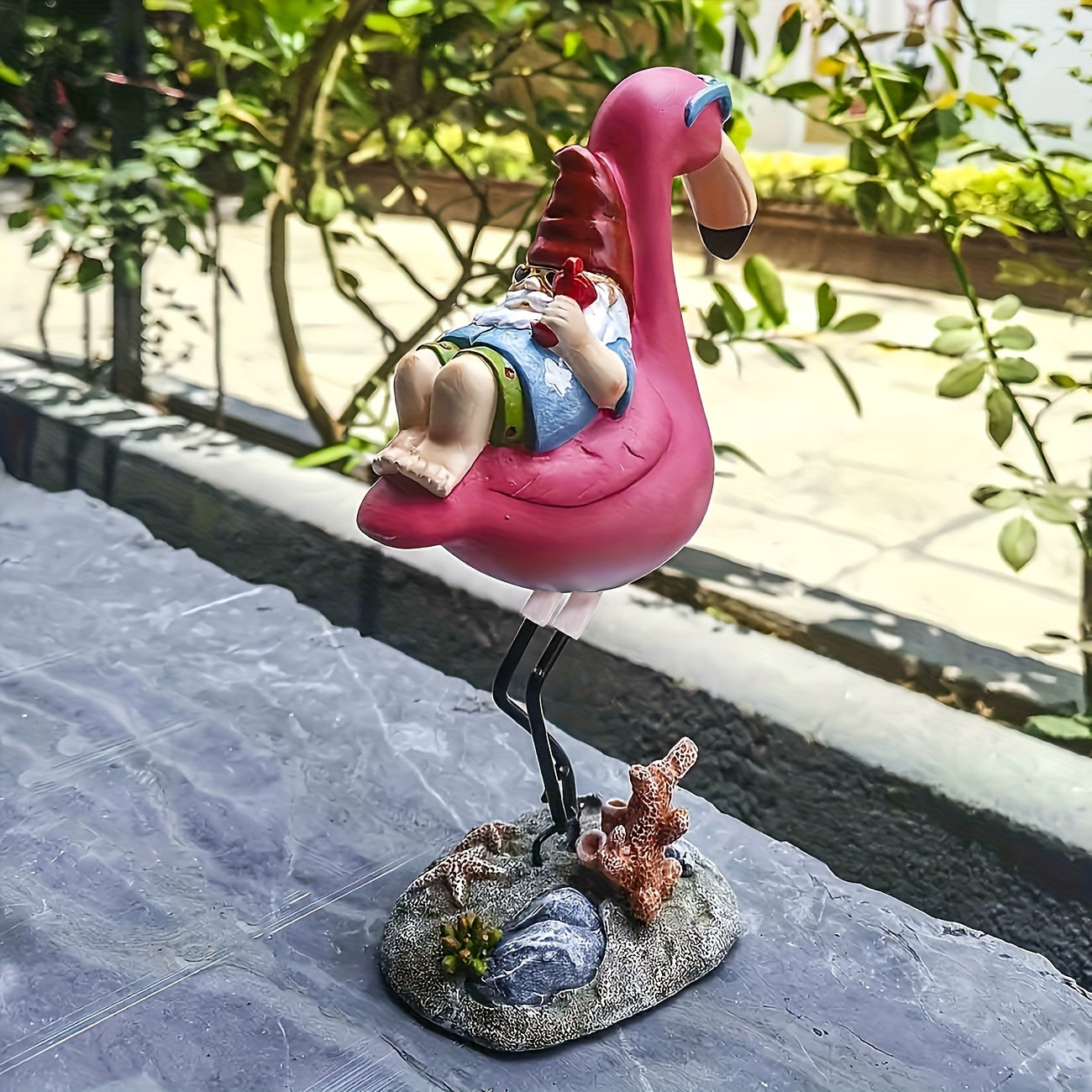 Norvo | Flamingo avslappende hagegnom statue