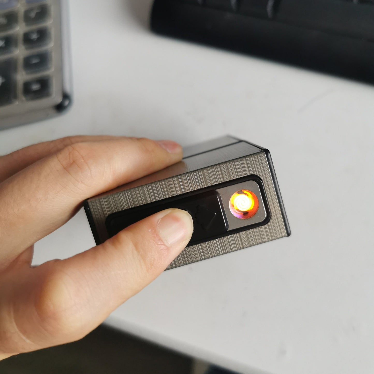 Norvo | 2-i-1 USB oppladbar lighter og sigarettetui - Stilig herre 20-sigarett holder, fuktighetsbestandig og slitesterk