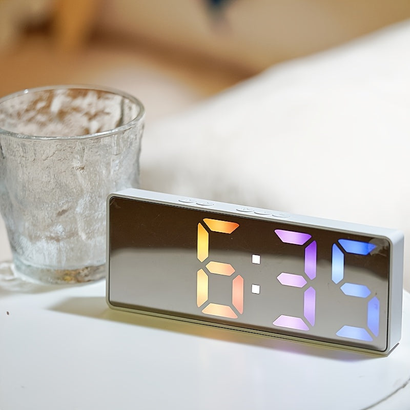 BrightTime Klokke - Belyst LED Vekkerklokke med Dato