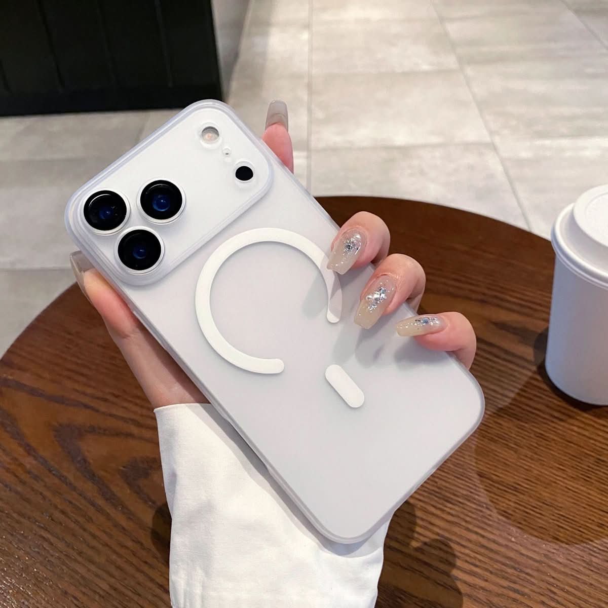 Norvo | Ultra-tynn, matt, klar MagSafe-deksel for iPhone