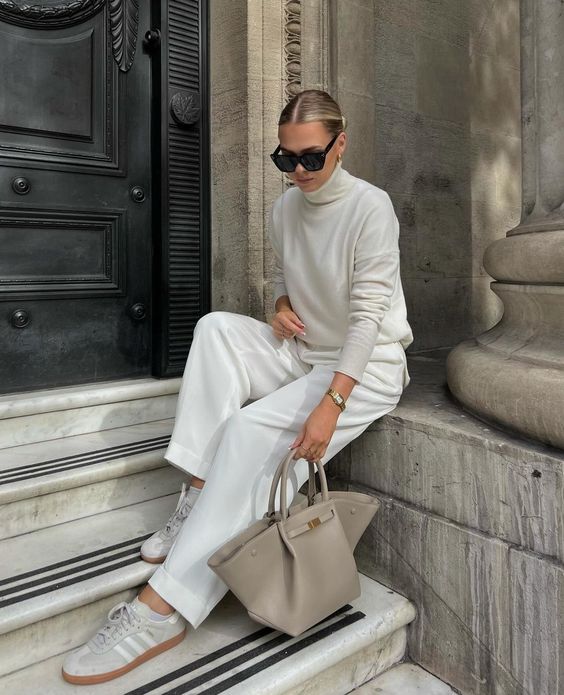 Norvo | Tassa Luksuriøs Overdimensjonert Skulderveske med Gullspenne – Elegant Minimalistisk Tote for Kvinner