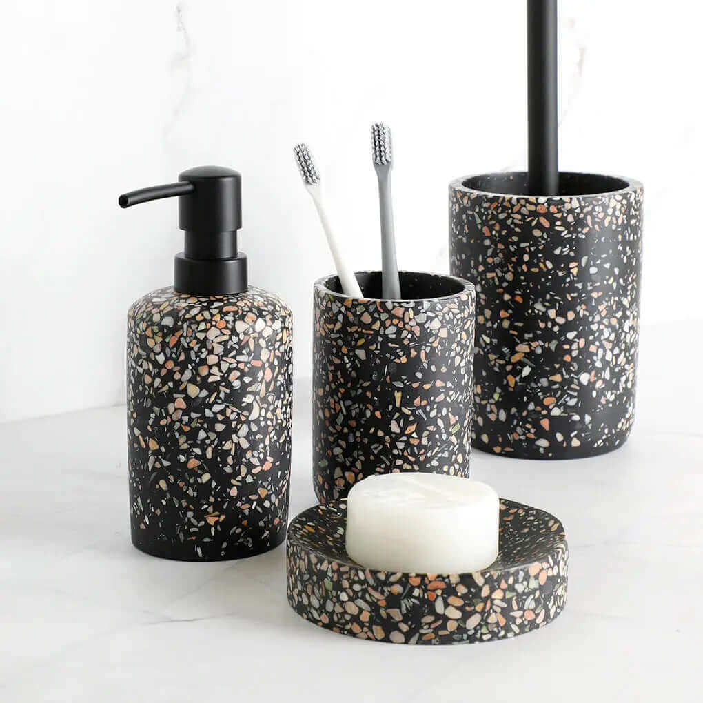 Svart terrazzo baderomsutstyr