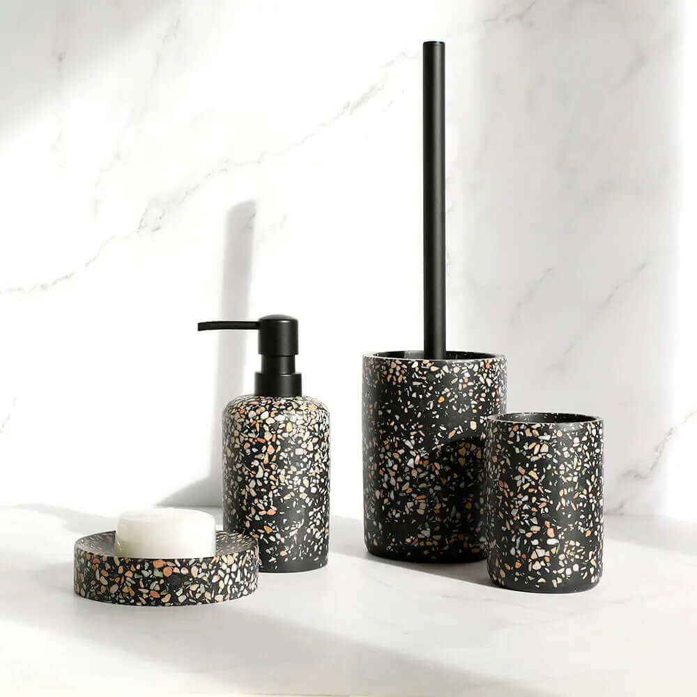 Svart terrazzo baderomsutstyr