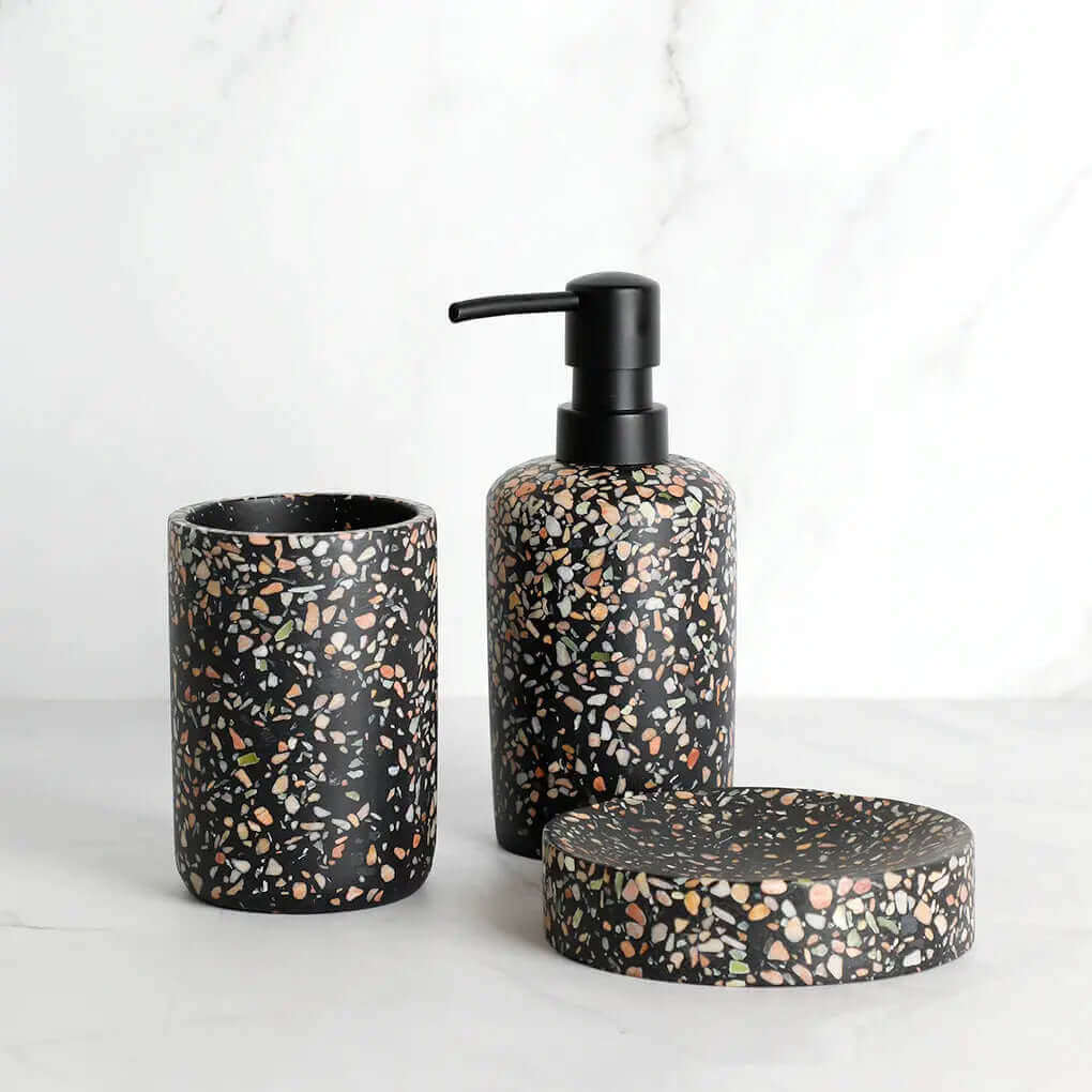 Svart terrazzo baderomsutstyr