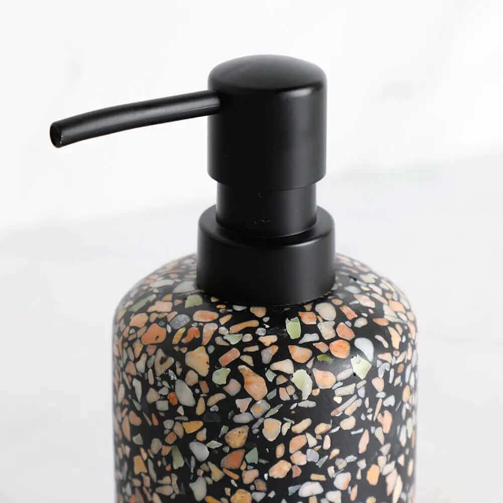 Svart terrazzo baderomsutstyr