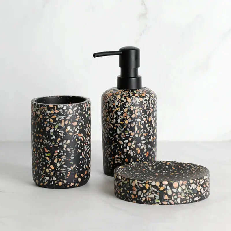 Svart terrazzo baderomsutstyr
