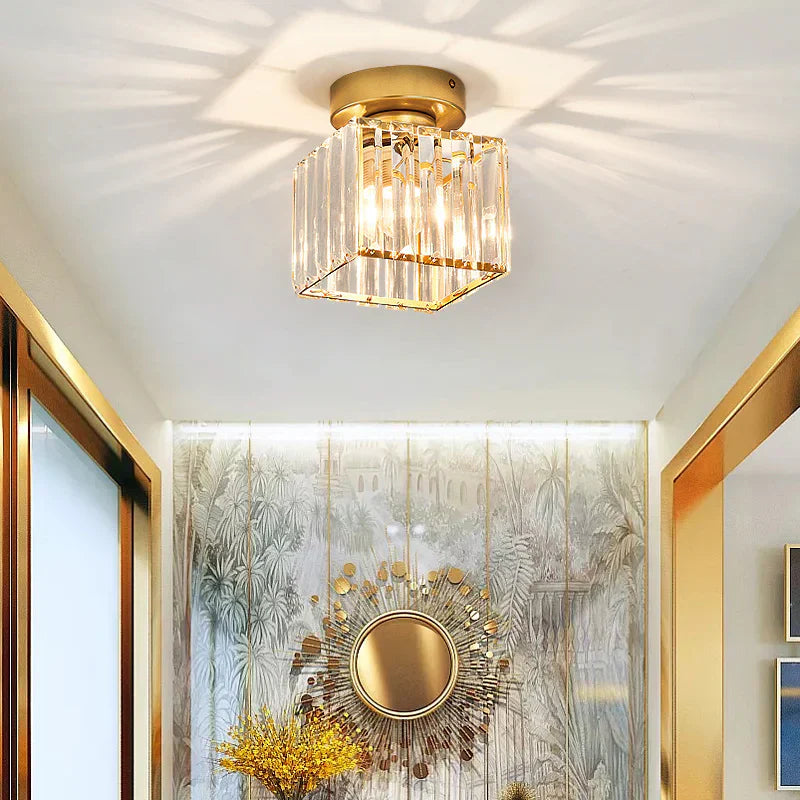 Norvo | Moderne Krystal Taklampe med Gull- og Svart Detaljer – Stilfull Belysning for Hjemmet Ditt