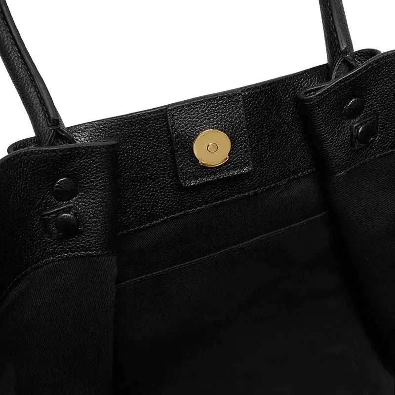 Norvo | Tassa Luksuriøs Overdimensjonert Skulderveske med Gullspenne – Elegant Minimalistisk Tote for Kvinner