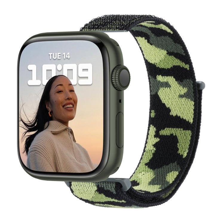 Norvo | Frerndorf | Nylon Loop Klokkerem for Apple Watch Ultra 49mm & Watch Ultra 2 49mm / Series 9 & 8 & 7 45mm / SE 3 & SE 2 & 6 & SE & 5 & 4 44mm / 3 & 2 & 1 42mm (Hæren Grønn Kamuflasje)