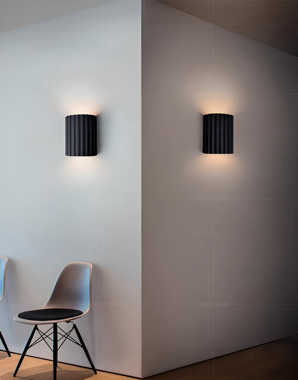 Norvo | Stripete LED vegglampe laget av harpiks for en moderne nordisk atmosfære