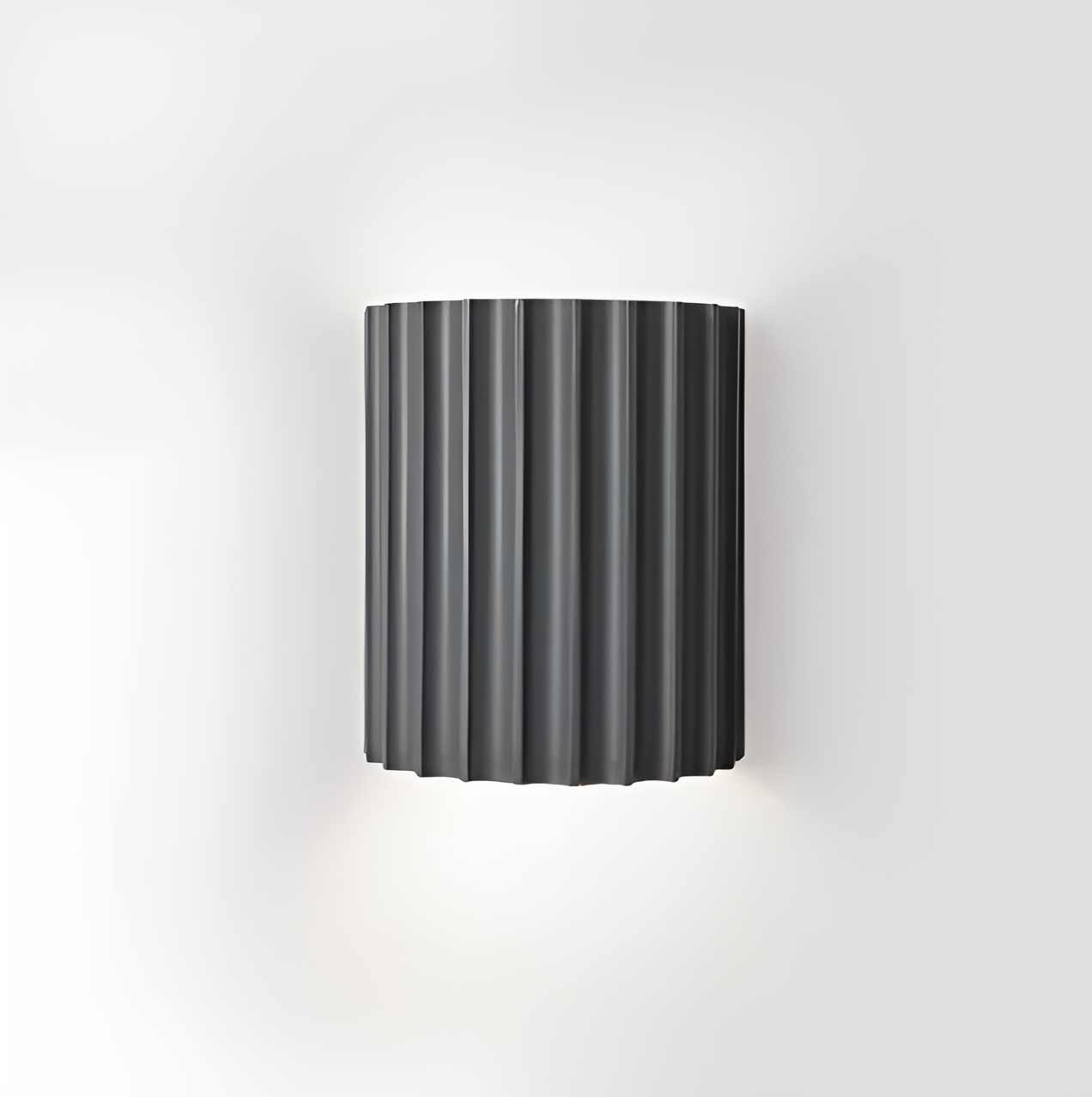 Norvo | Stripete LED vegglampe laget av harpiks for en moderne nordisk atmosfære