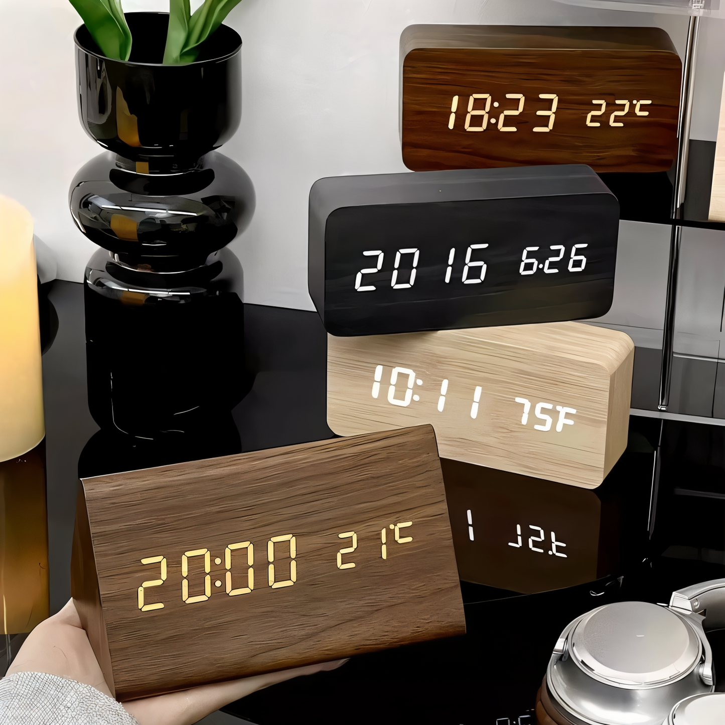 Norvo | WakeyCue | Moderne Tre LED Digital Vekkerklokke med Temperatur- og Fuktighetsvisning