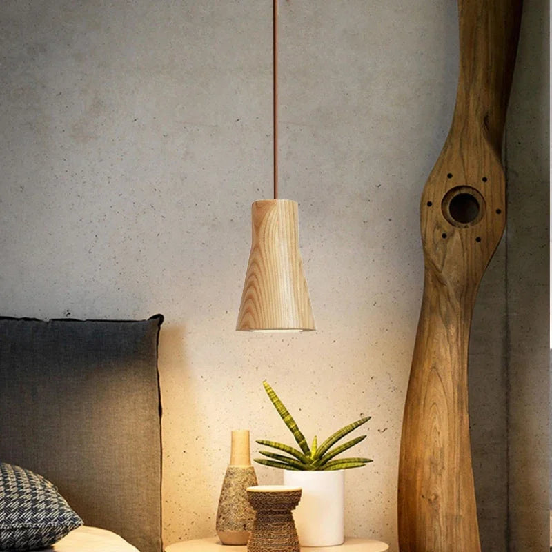 Norvo | Skandinavisk Trependellampe – Minimalistisk Design for Stue og Soverom | Naturlig Treutseende