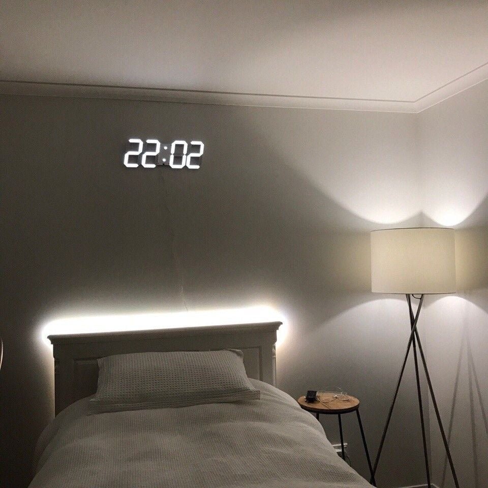 3D LED Veggklokke Norvo| Moderne Digital Klokke | Dimmbar LED Lys | Elegant Veggdekor