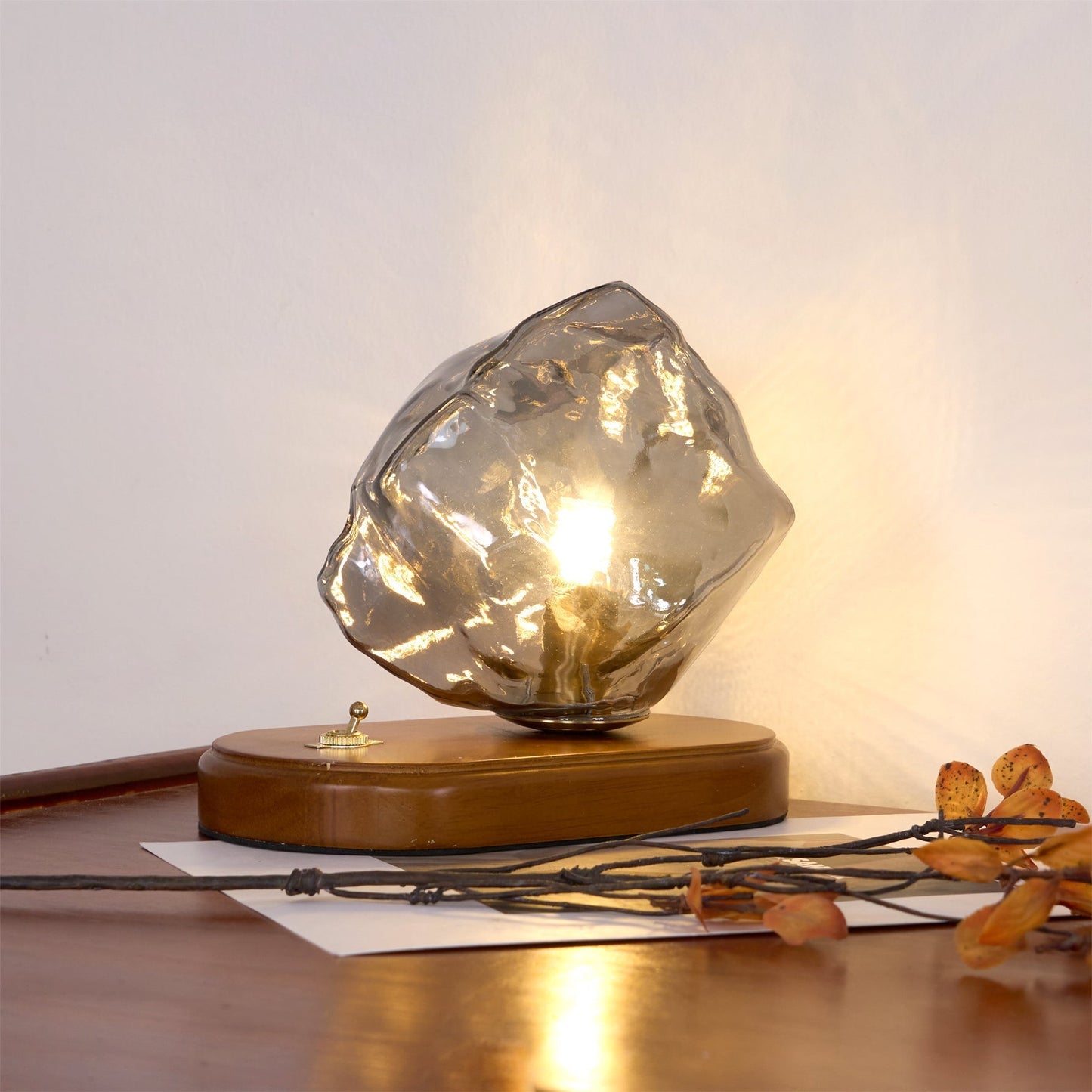 Norvo | RusticLume – Amber Glass og Tre Bordlampe