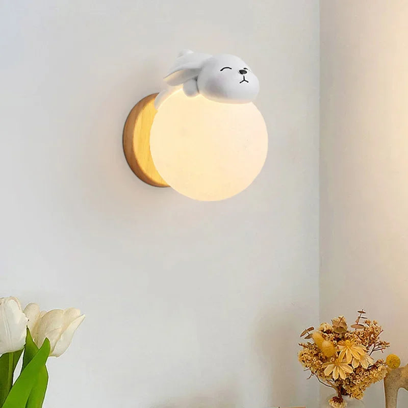Månelampe for barnerom - Vegglampe laget av tre og har med bjørnefigur