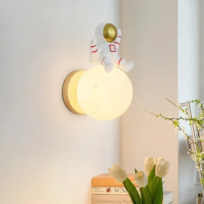 Månelampe for barnerom - Vegglampe laget av tre og har med bjørnefigur