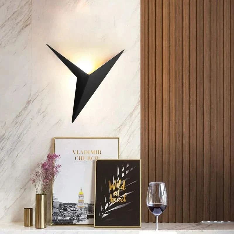 Norvo | Moderne LED Triangulær Vegglampe for Stilige Interiører