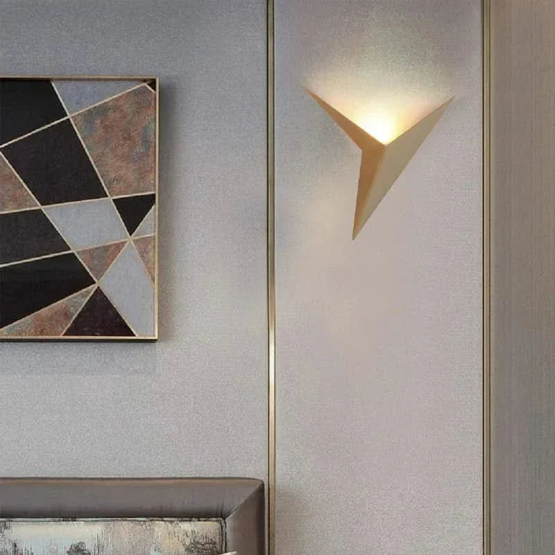 Norvo | Moderne LED Triangulær Vegglampe for Stilige Interiører