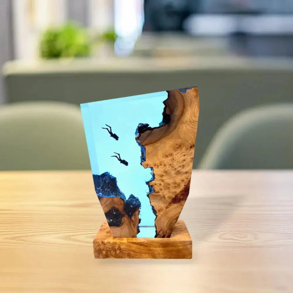 Norvo | Marideep – Dypvannsdykker Bordlampe med Trebase og Ambient Belysning