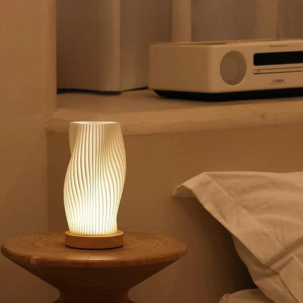 Norvo | USB-Drevet & Elegant Bølgedesign Bordlampe | WaveGlow