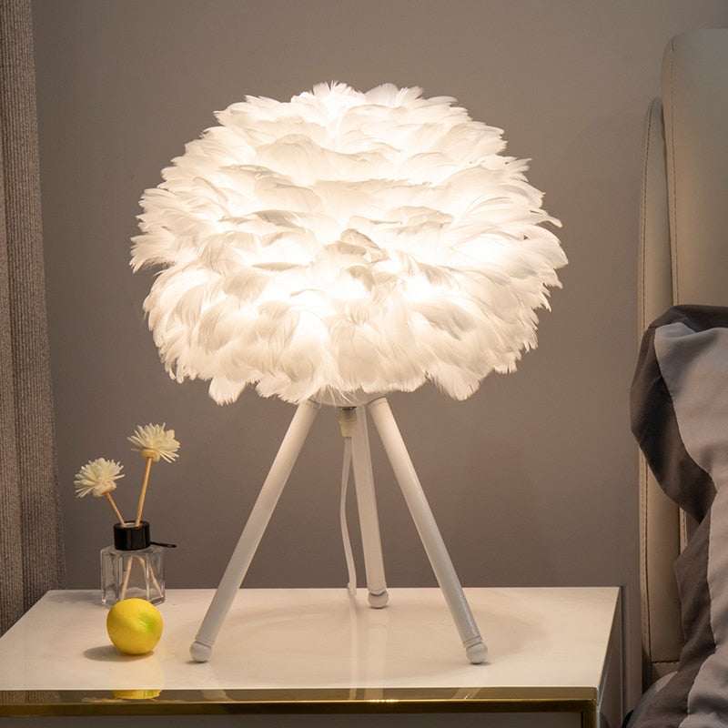 Norvo | Romantisk Fjær Bordlampe Moderne Nattbordlampe Stue Kafé Dekorasjon Bryllup Julegave Strutsfjær Lys