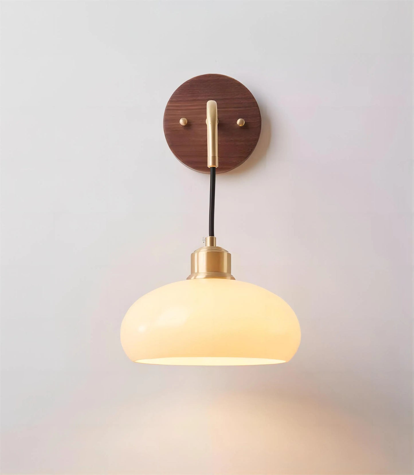 Norvo | WalnutEdge – Moderne Vegglampe i Valnøtt og Messing